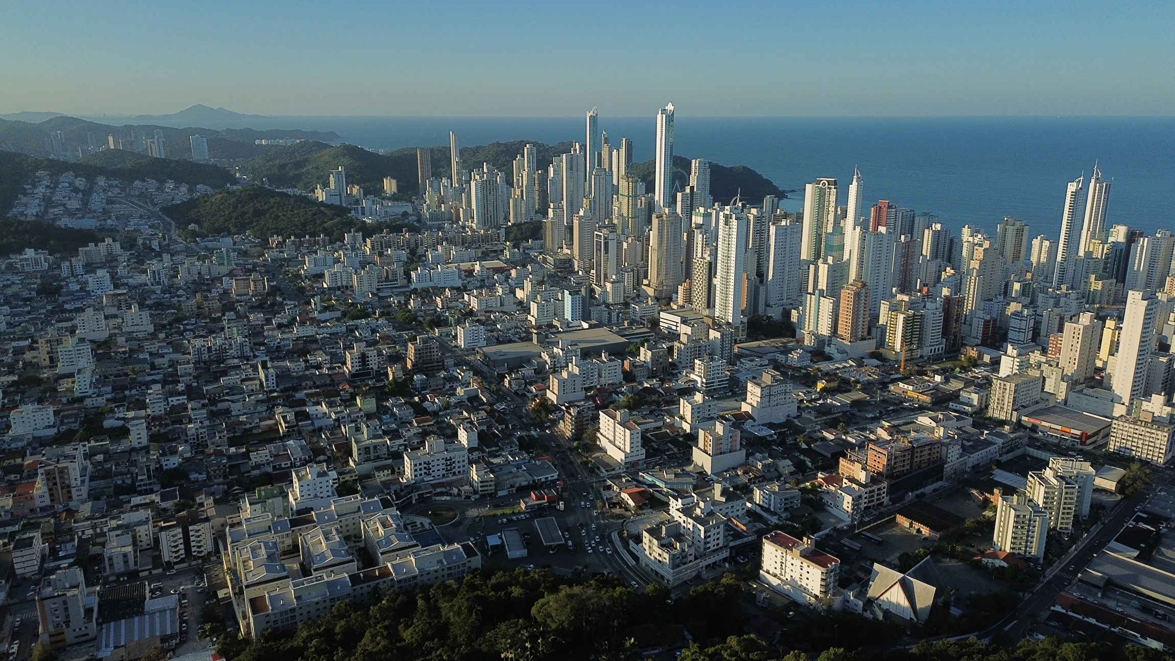 Feriado prolongado e festas de outubro devem impulsionar turismo em Balneário Camboriú